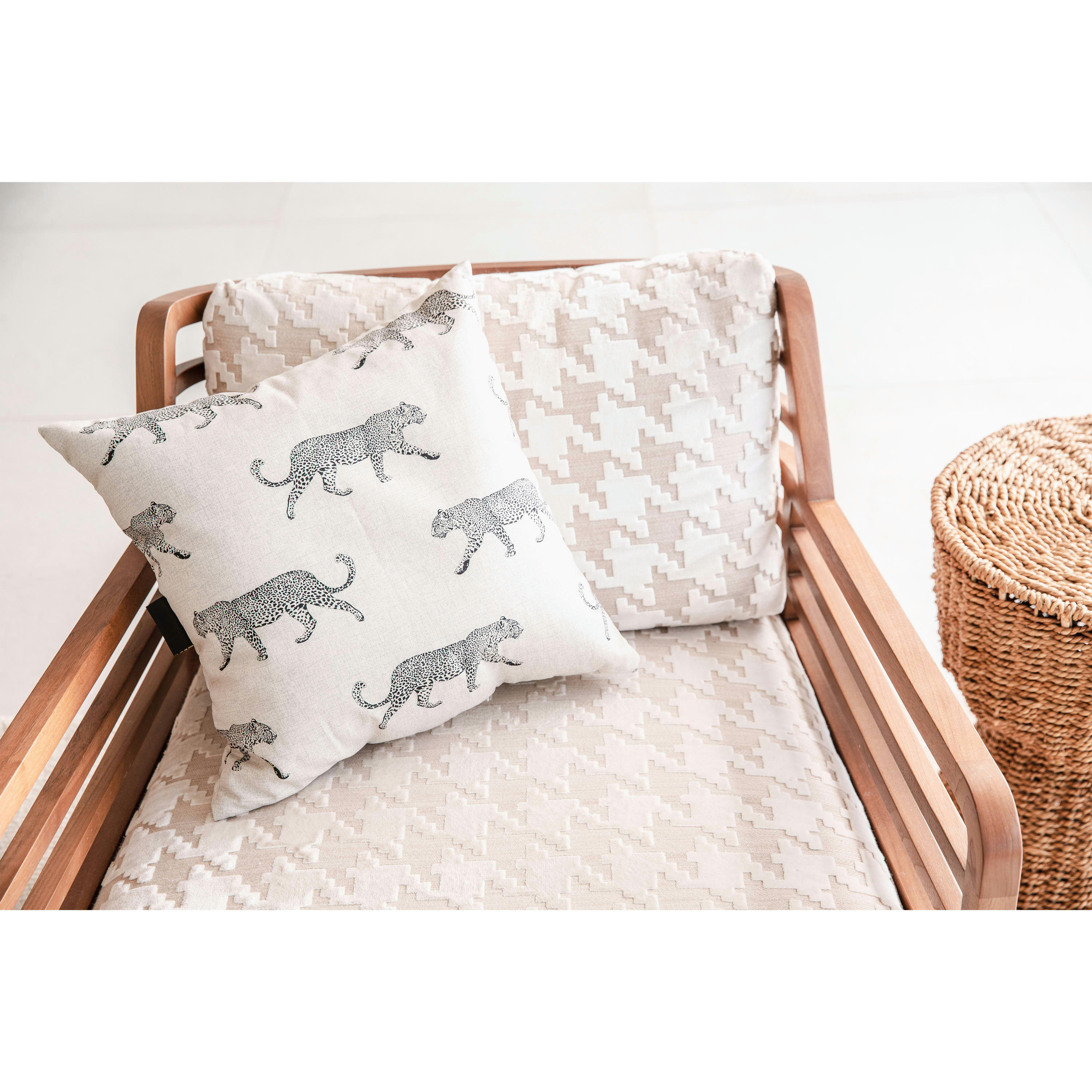 - Coussin en coton blanc motif tigre noir