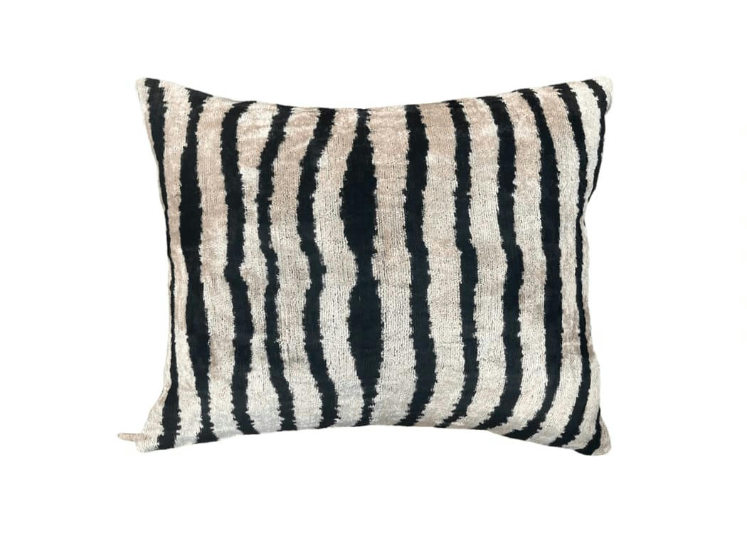 - Housse de coussin velours et soie ikat  40x50 noir