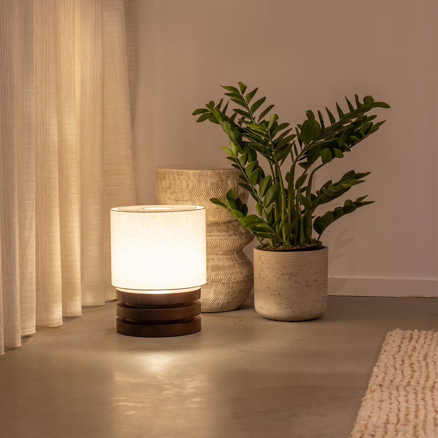 Atmooz Niagara tafellamp - Beige kap & eikenvoet - LED sfeerlamp