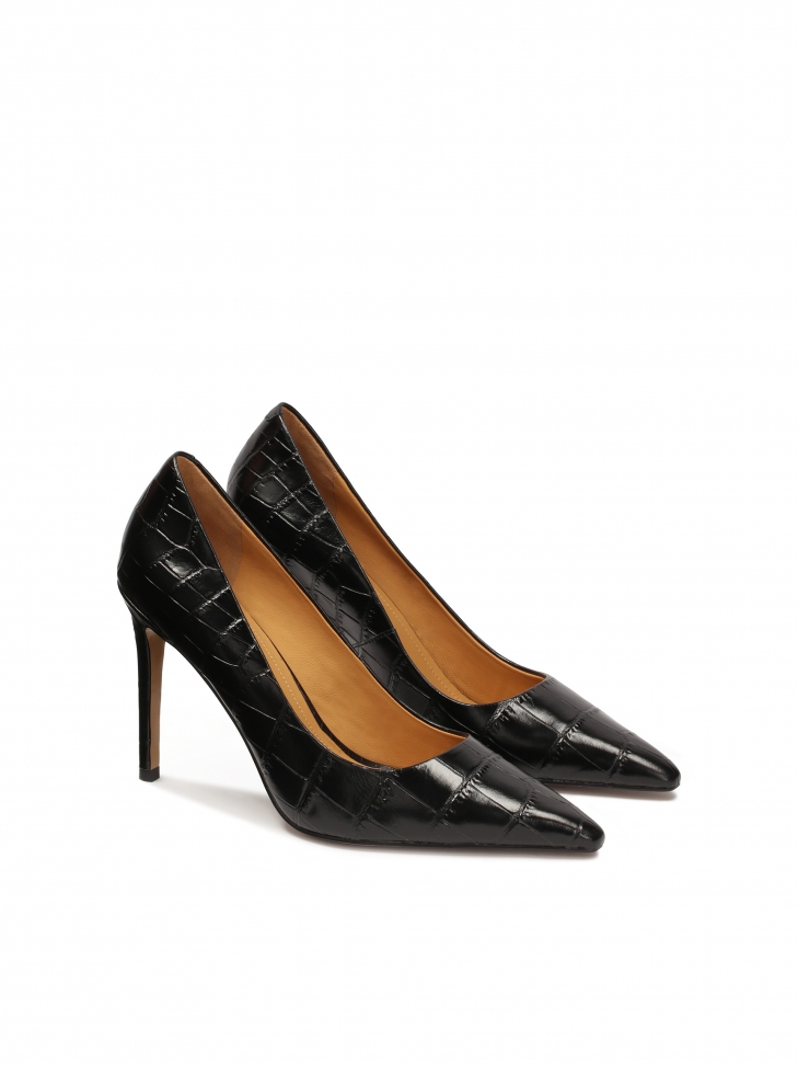 Black classic stilettos in crocus pattern