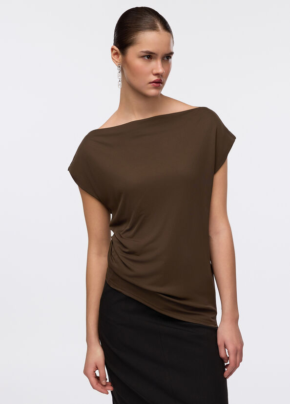 Top con scollo a barca