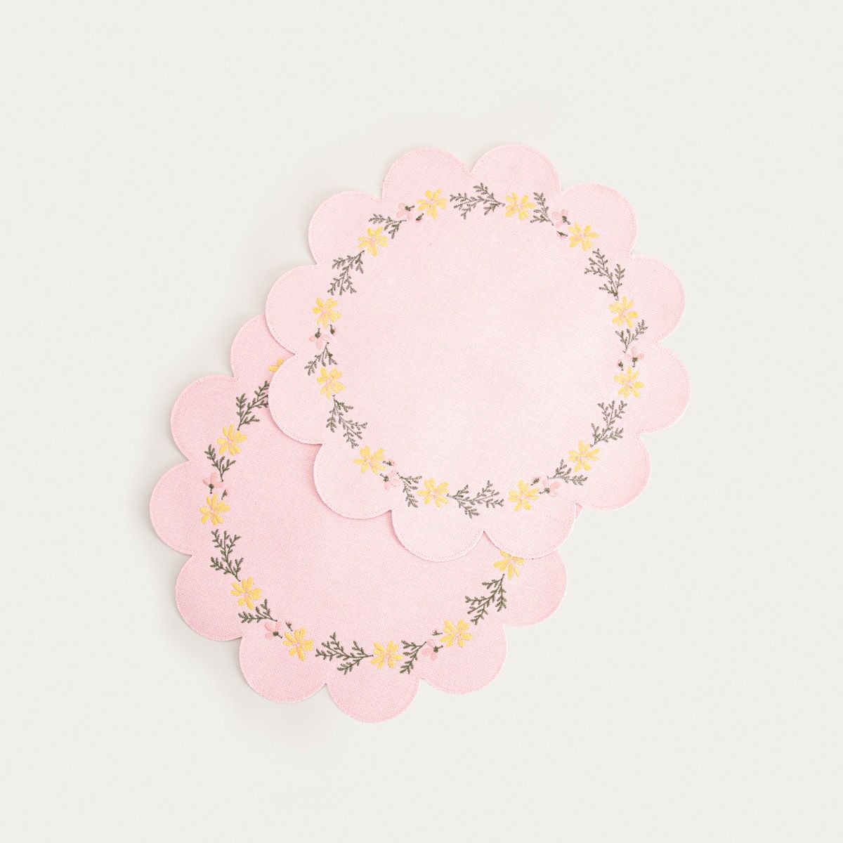 Maty stołowe FLOREA różowe z ozdobnym haftem, zestaw 2 szt. 38cm