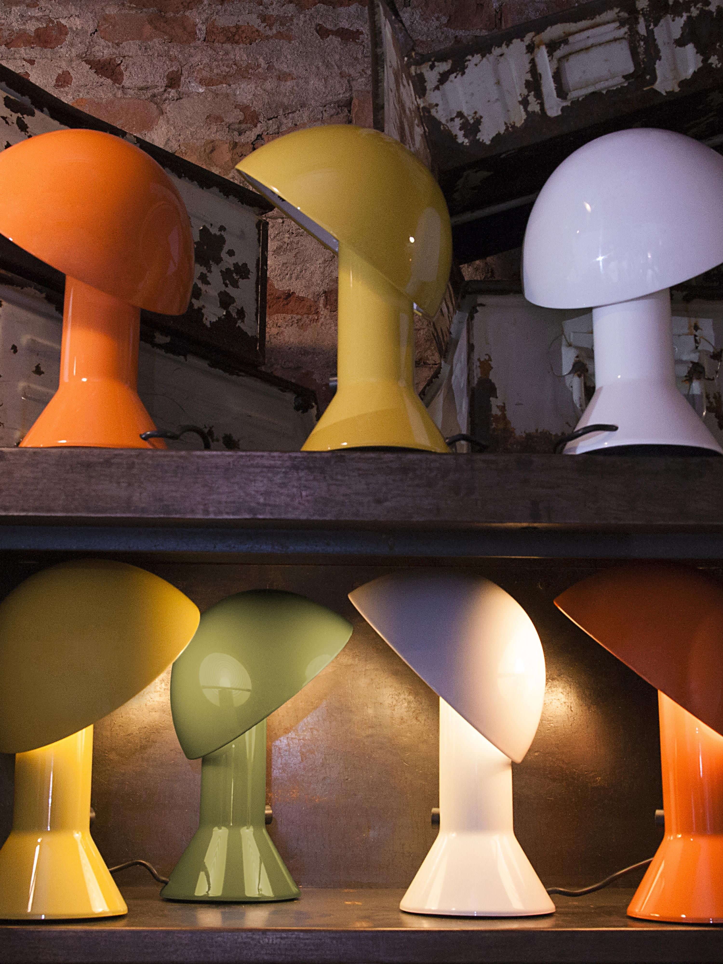 Kleine Tischlampe Elmetto mit verstellbarem Lampenschirm