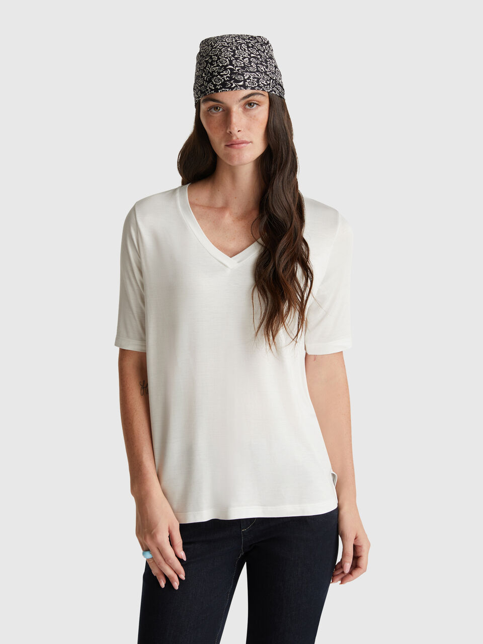 V-neck t-shirt in stretch viscose