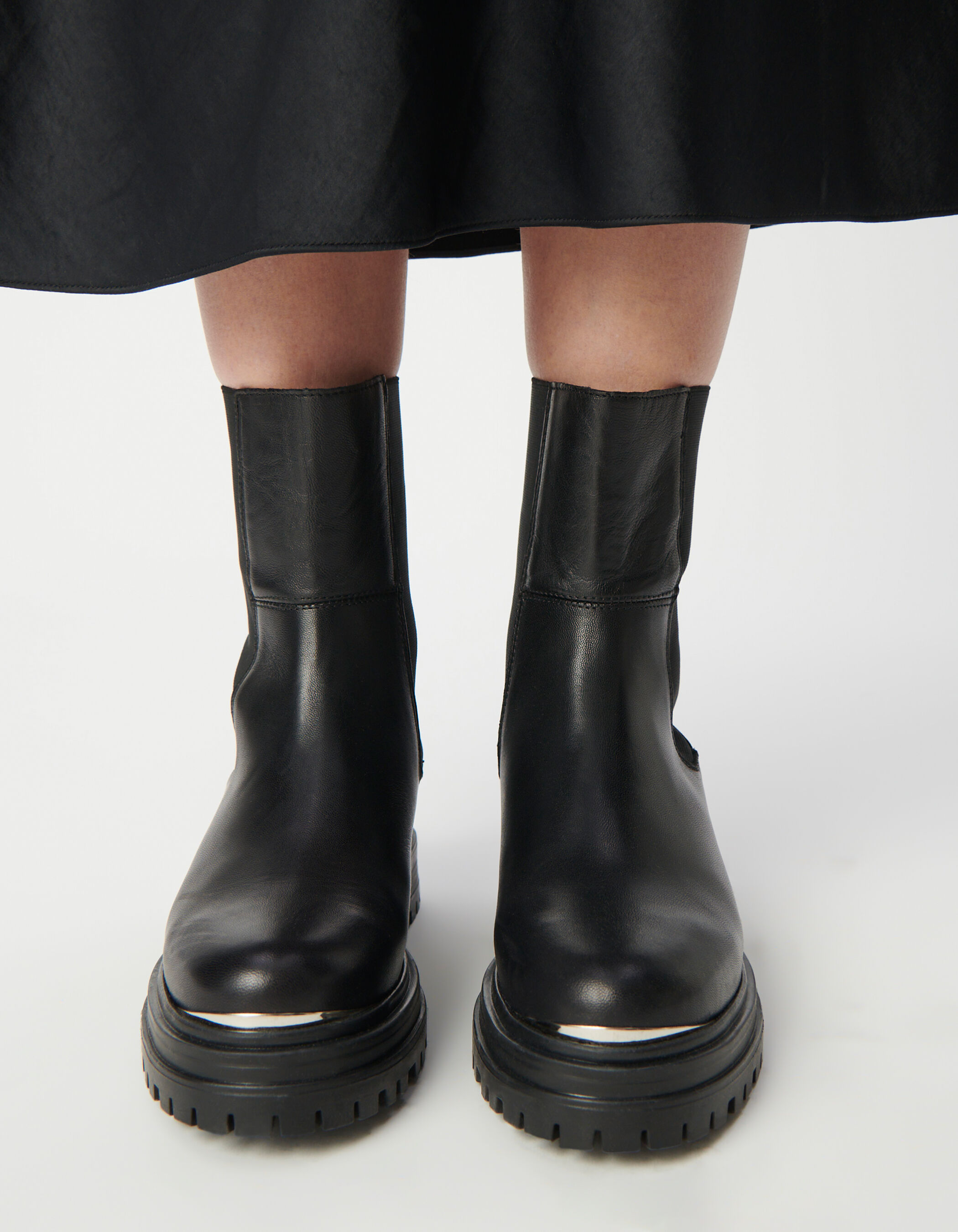 Chelsa boots noires cuir barrette métal Femme