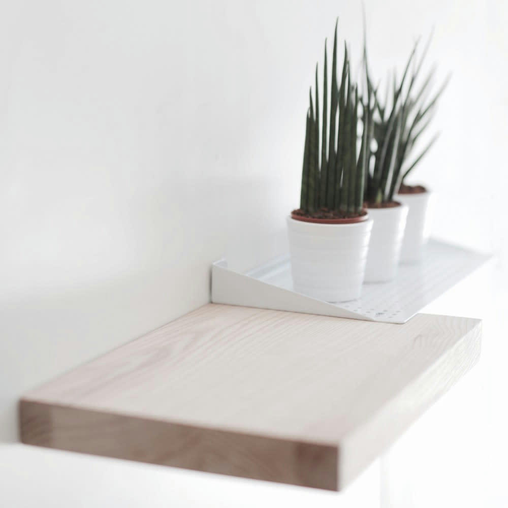 WOUPS - Etagère en métal laqué et bois de frêne 56x20