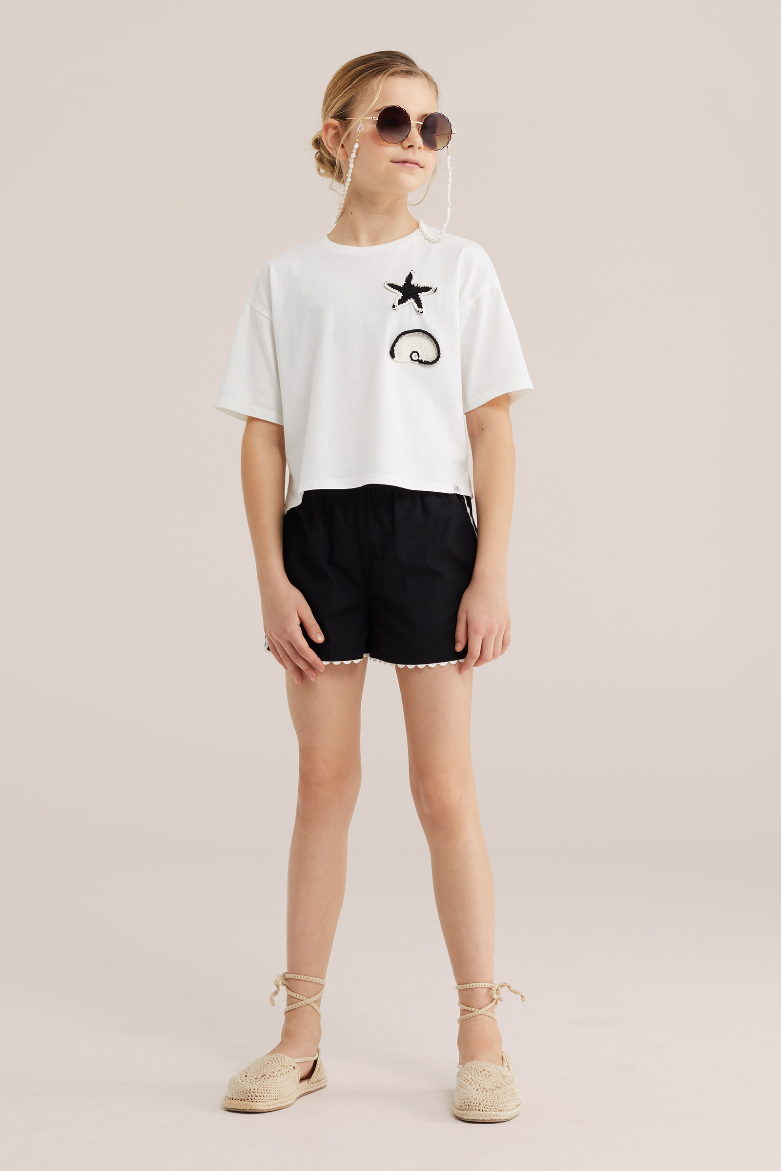 Meisjes short met streepprint en embroideries