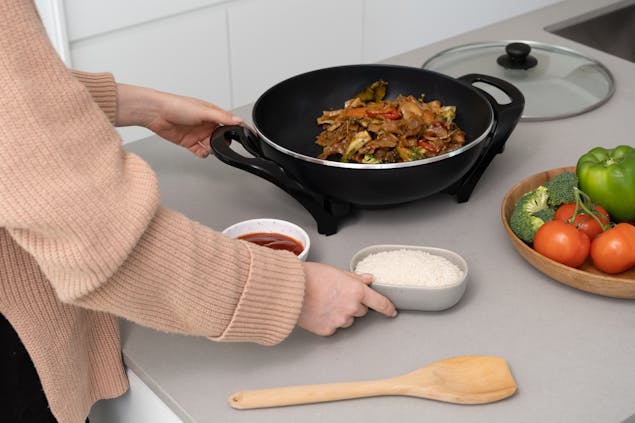 Large Electric Wok, Non-Stick, 5.4L Capacity, 240 C Max