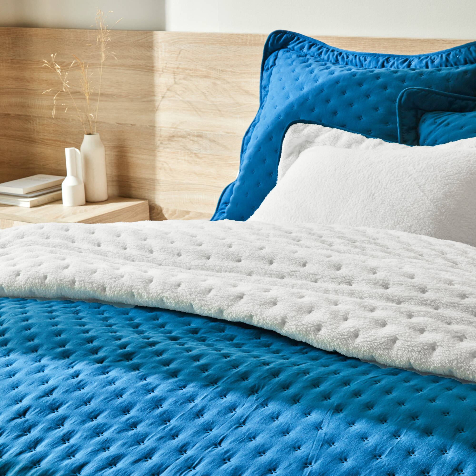 Couvre-lit réversible microfibre matelassée/sherpa
