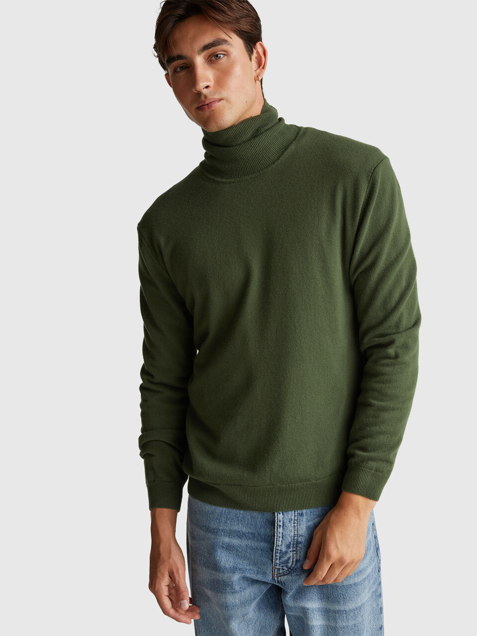 Olive green turtleneck in pure Merino wool