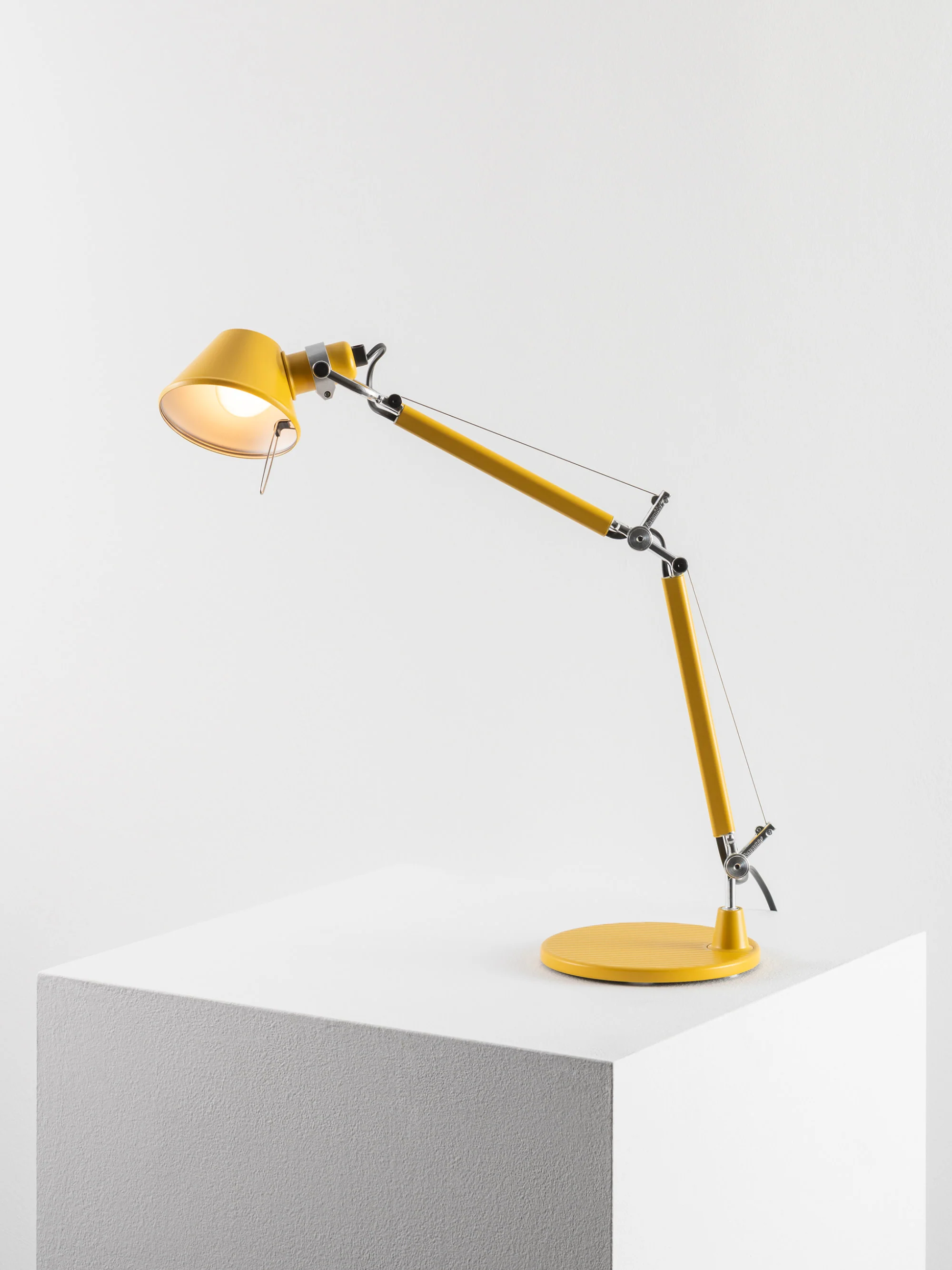 Verstellbare Schreibtischlampe Tolomeo Micro