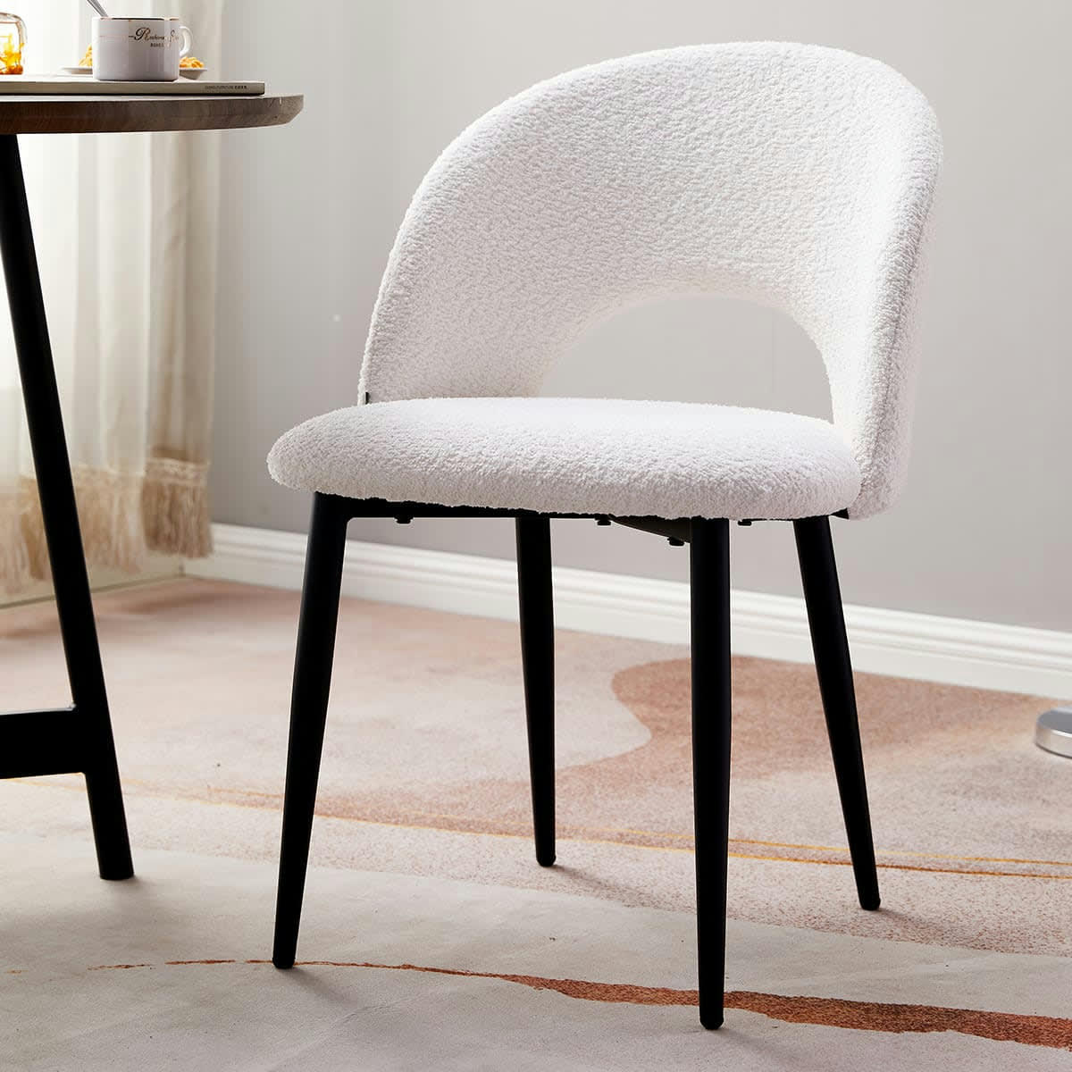 MOSS - Lot de 2 chaises de salon en tissu bouclette écru, piètement noir