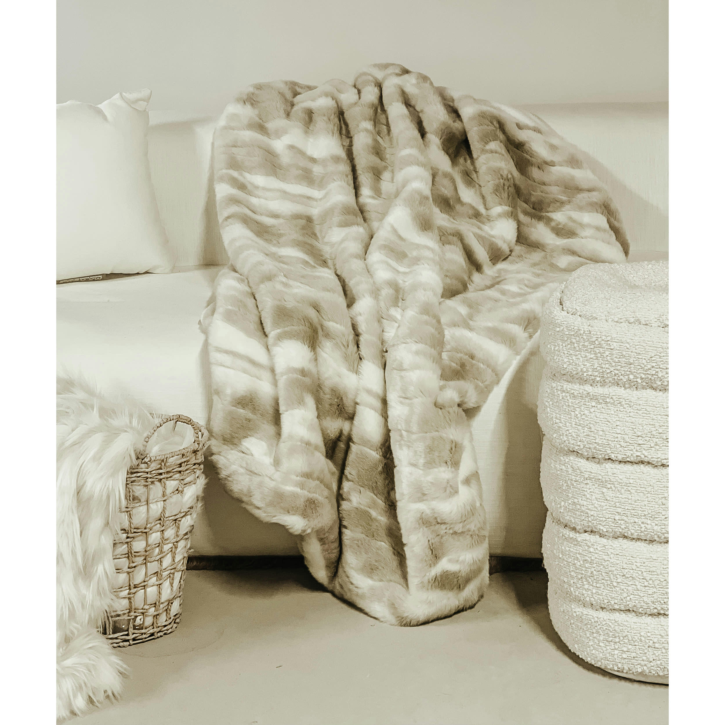 - Plaid en fausse fourrure beige et blanche