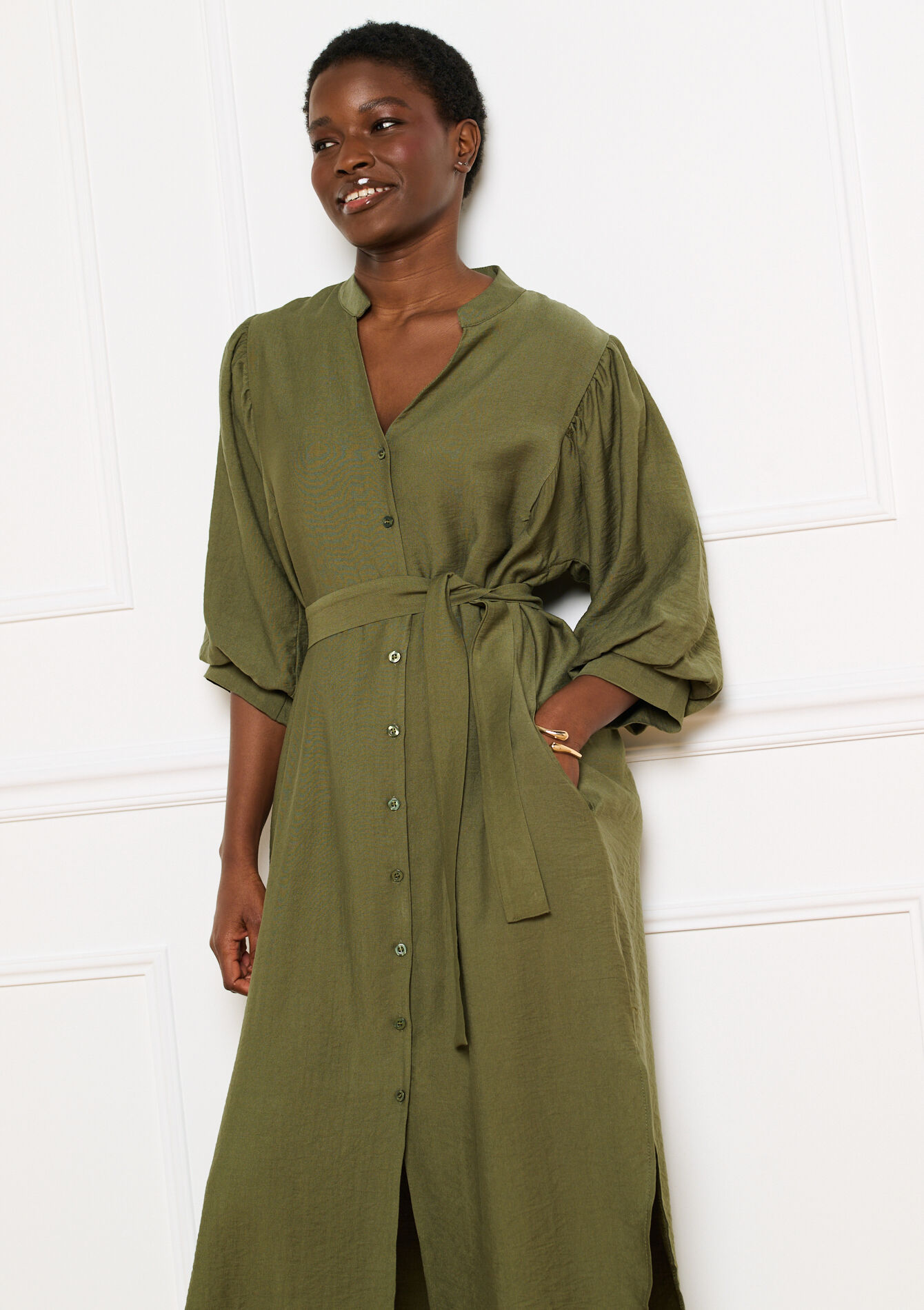 Vloeiende midi overhemdjurk