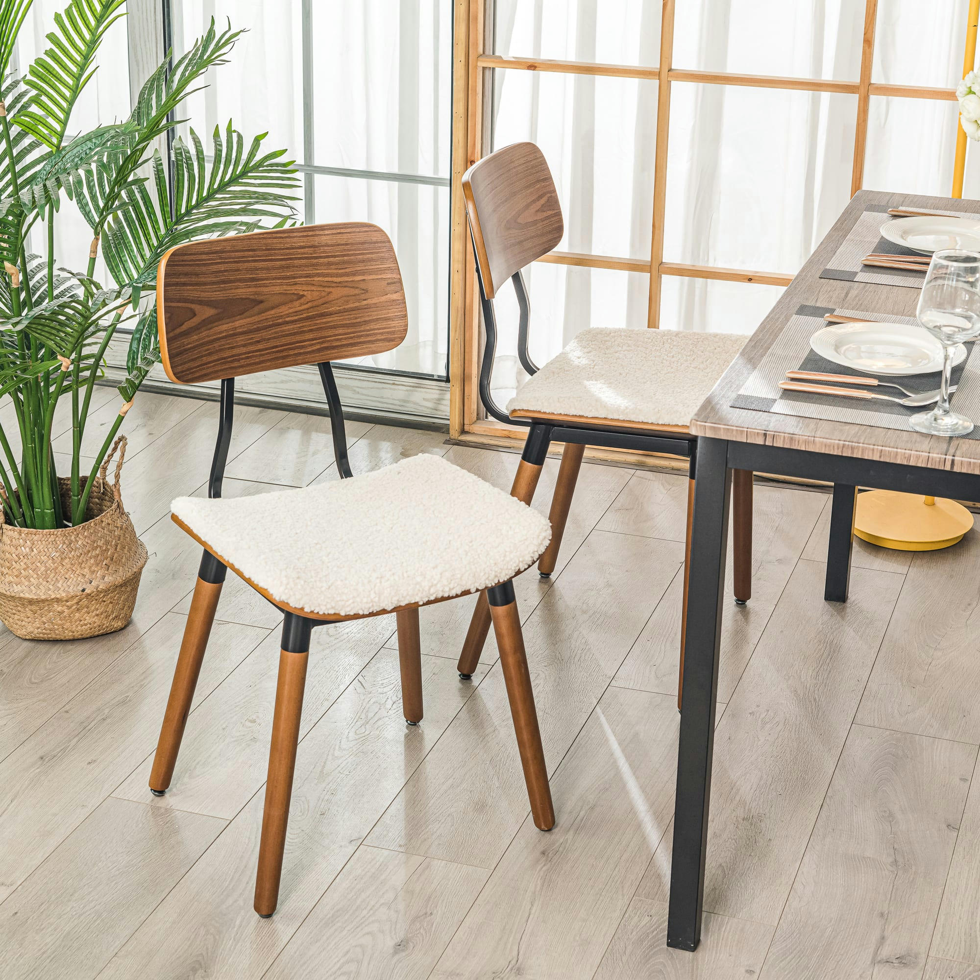 - Lot de 2 chaises en bois et bouclettes blanches