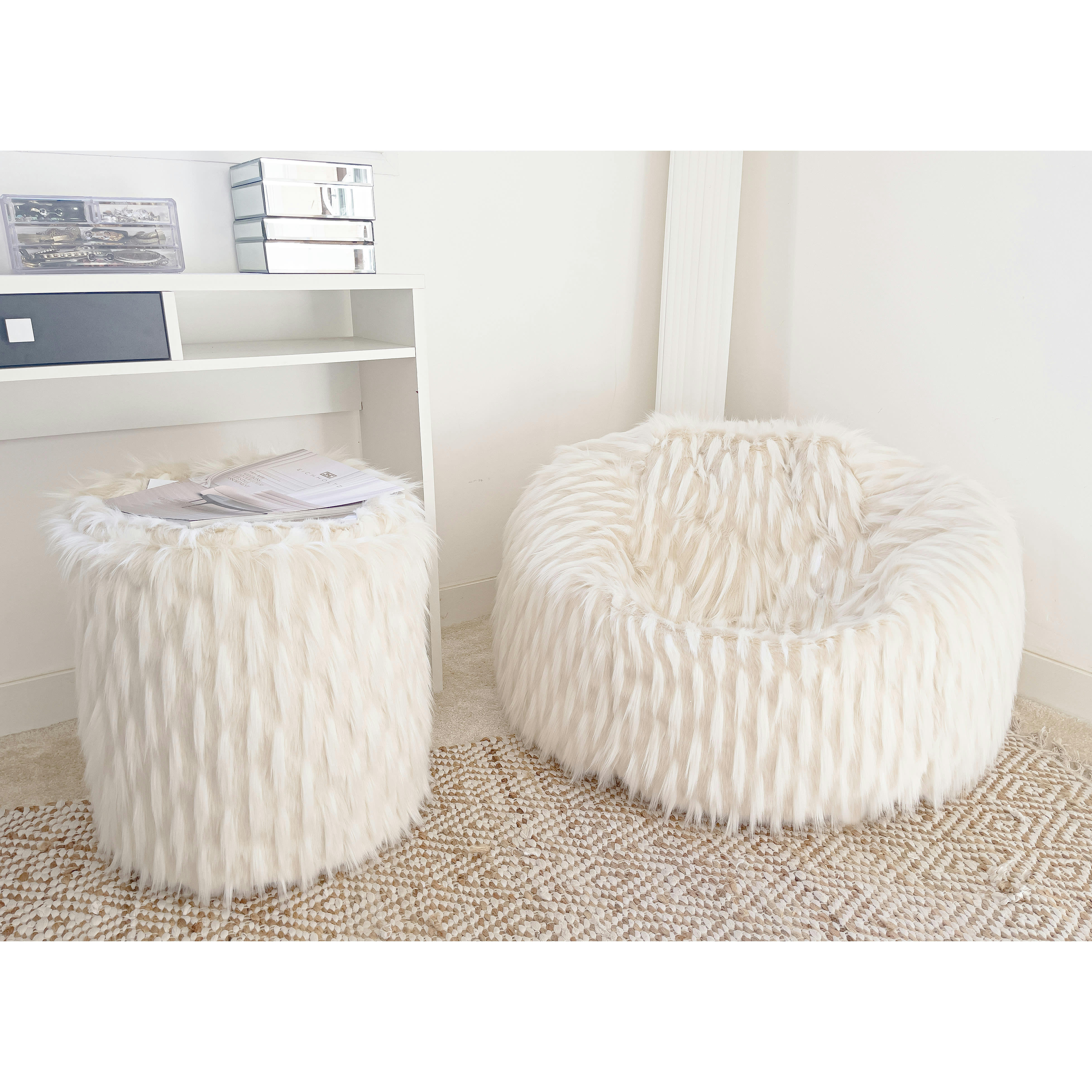 - Pouf en fausse fourrure blanc