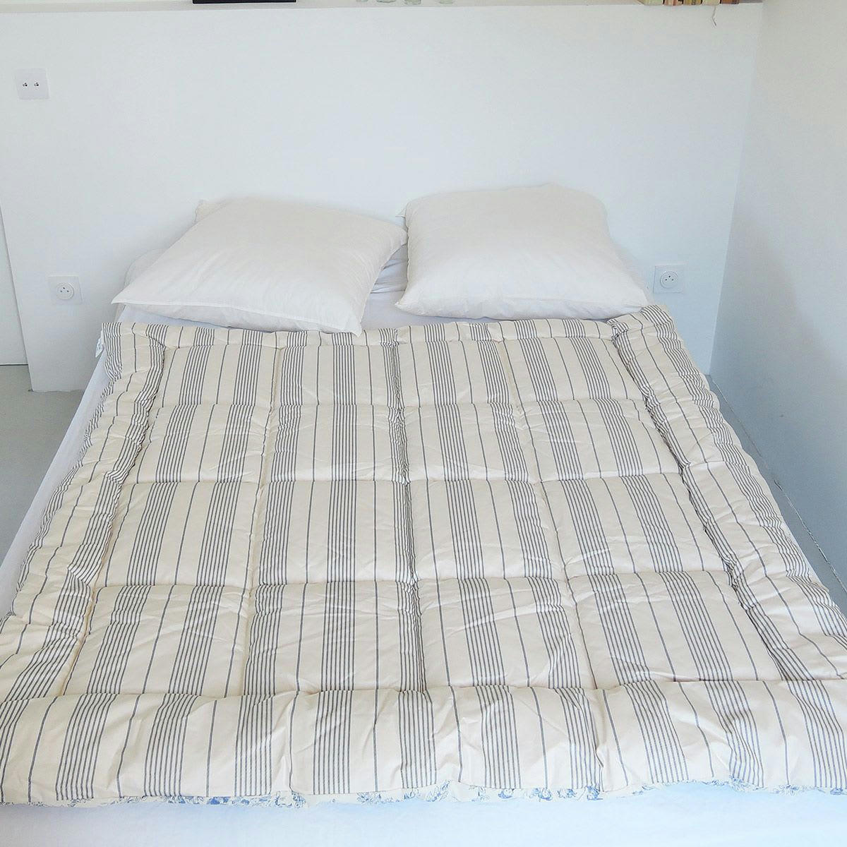 - Edredon en coton matelassé Toile de Jouy 140 x 150 cm