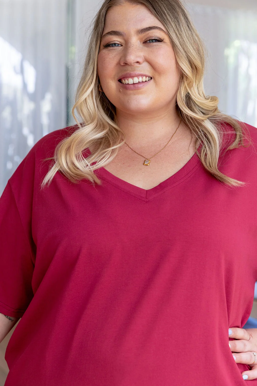 Relaxed V-Neck Tee in Wine
