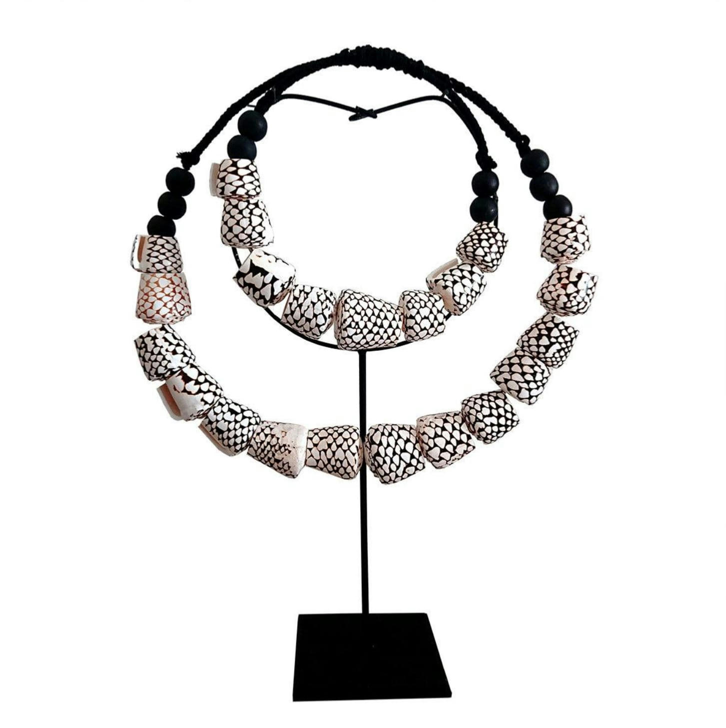 KIRMA - Collier en coquillages léopard, blanc/marron D32 cm