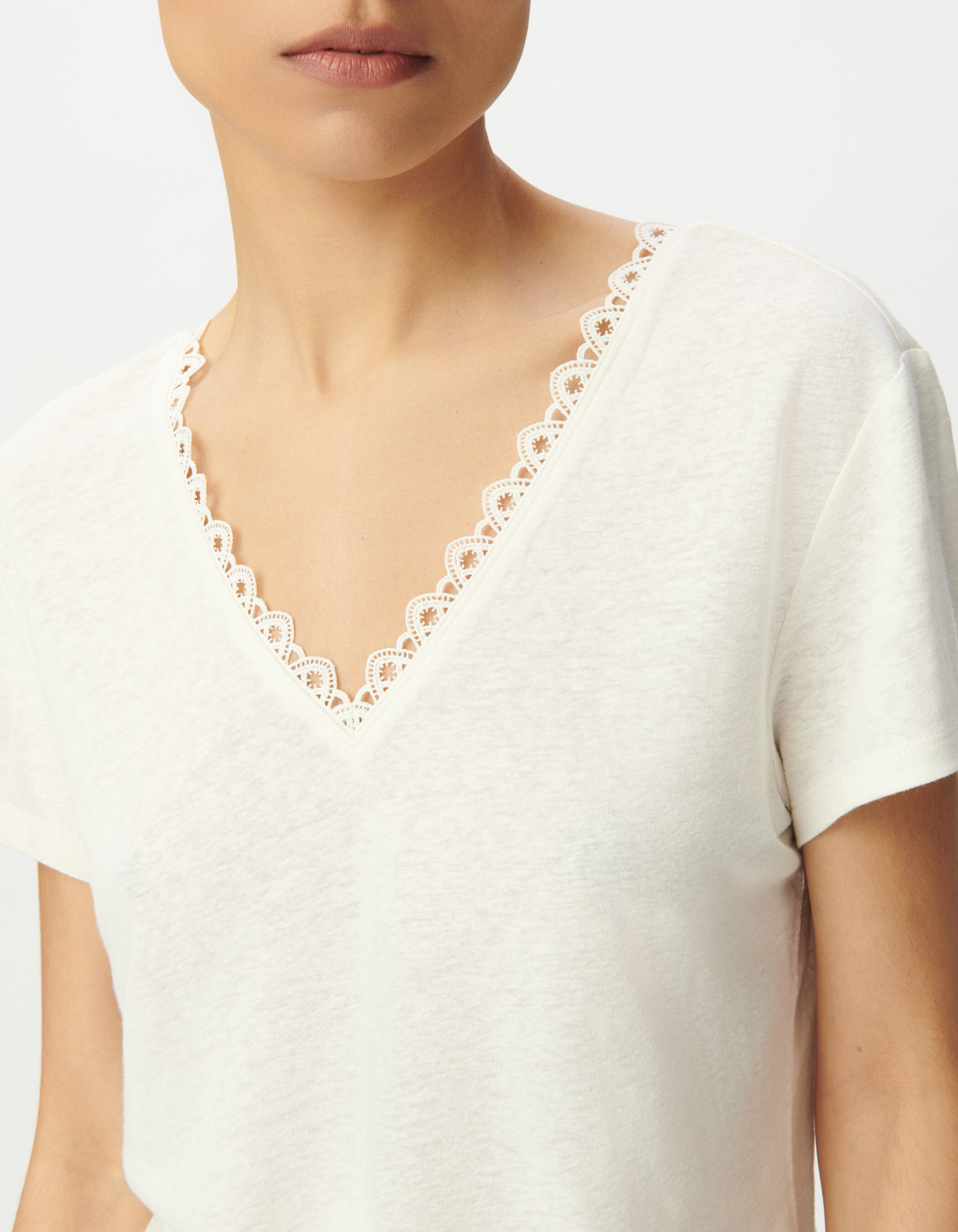 Tee-shirt blanc encolure V devant et dos
