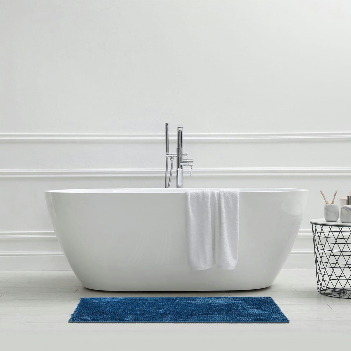 SILKY - Tapis de bain en polyester uni bleu irisé 60x120cm