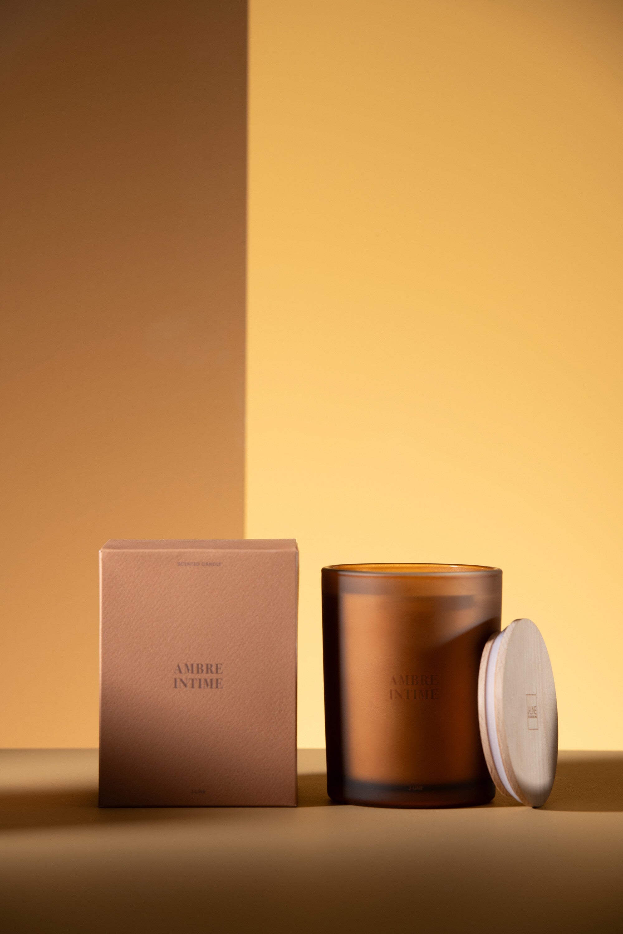 J-Line geurkaars Accords Essentiels - Ambre Intime - oker - 52U
