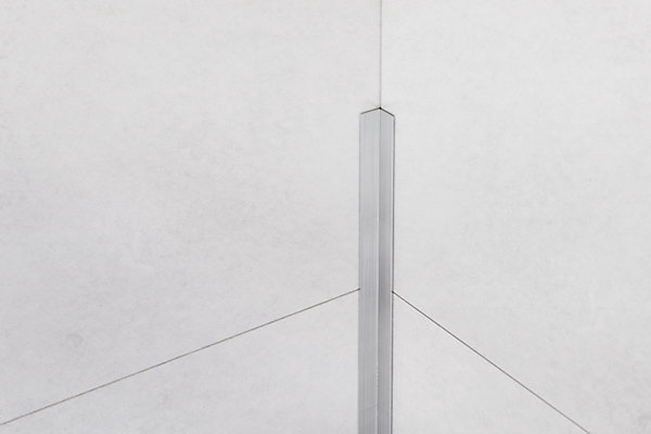 Ilcom Profilé décoratif Li Angle intérieur Ilcom en acier inoxydable Argent satiné - 10 mm x 2700 mm x 0,65 ep.
