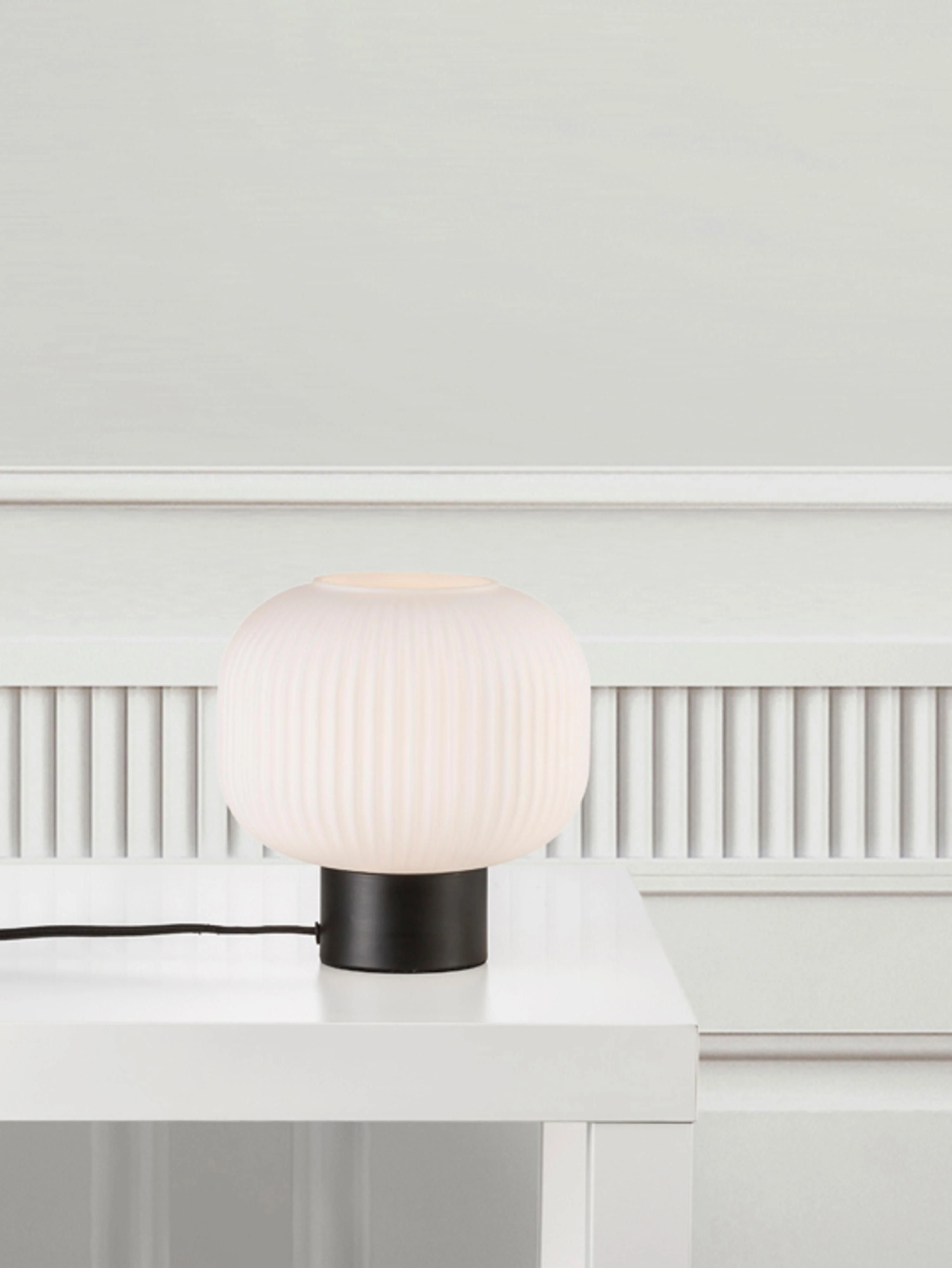 Kleine Tischlampe Charles aus Opalglas