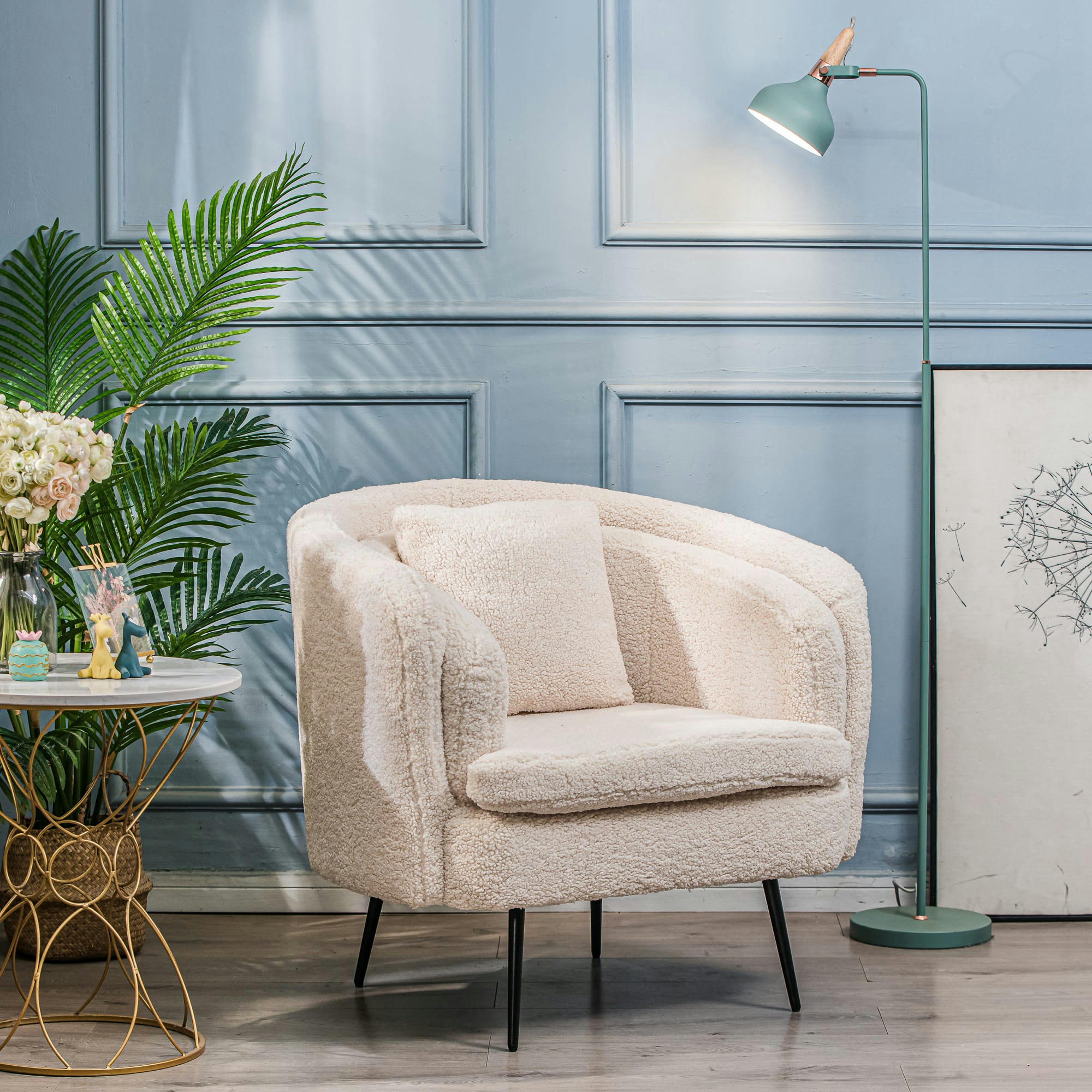 - Fauteuil de salon en métal et bouclettes blanches