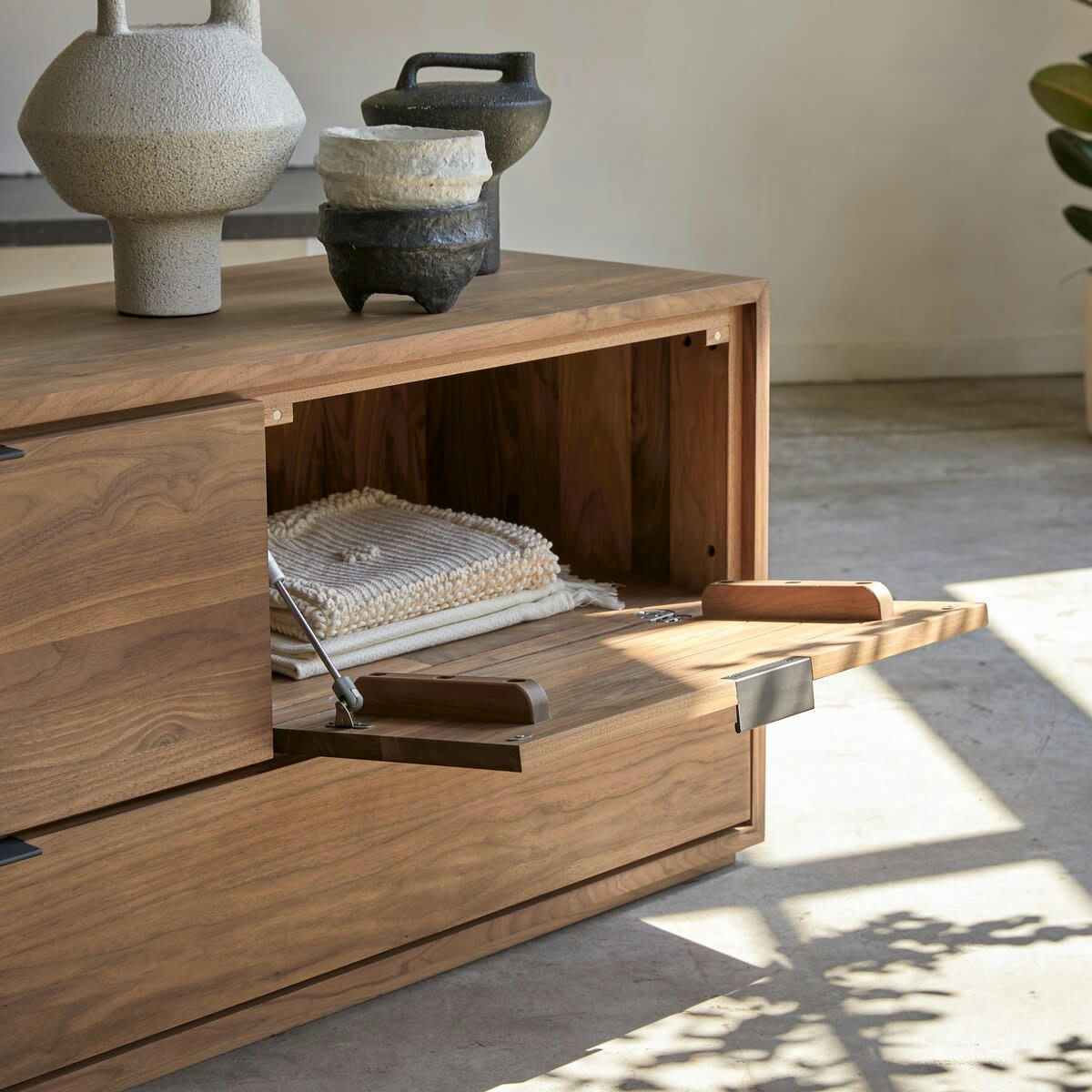 SENSON - Meuble TV en noyer massif 120 cm