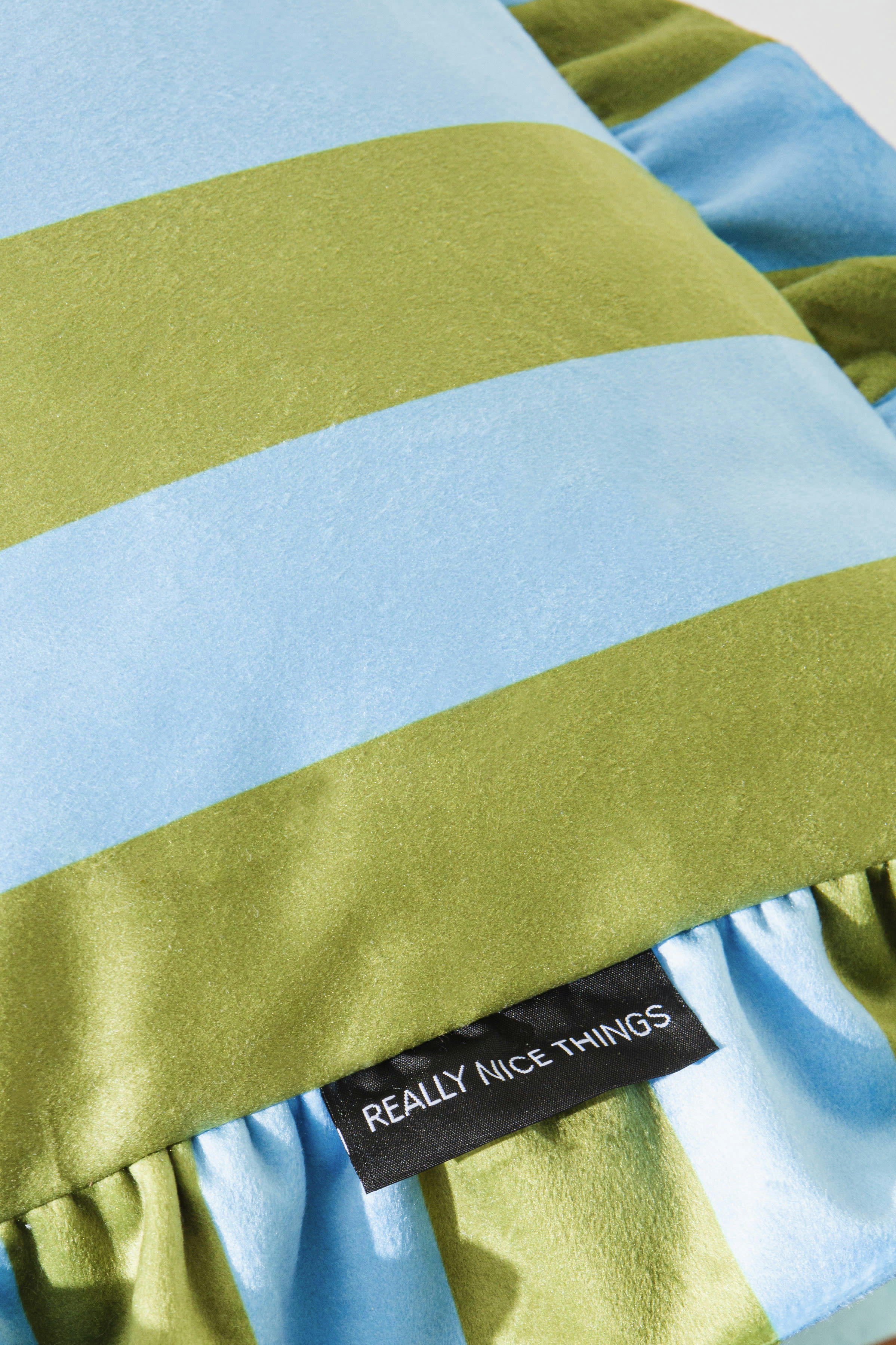 RUFFLE - Coussin en velours avec volant plissé, vert et bleu