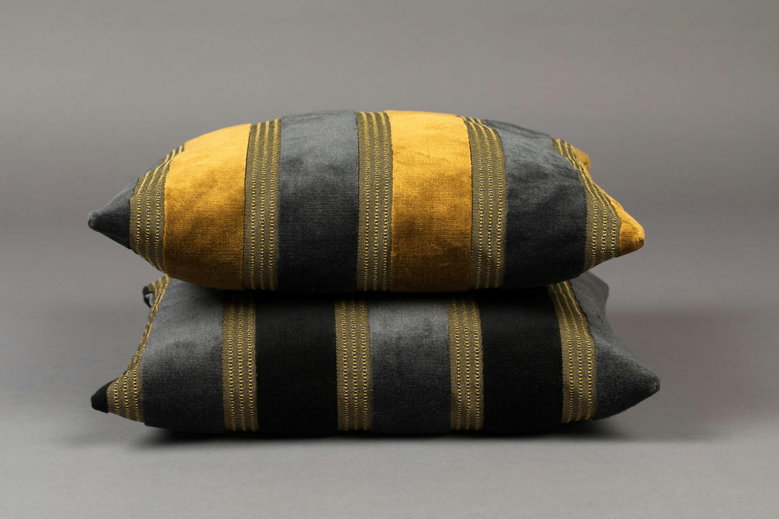 BEVERLY - Coussin en tissu jaune et gris