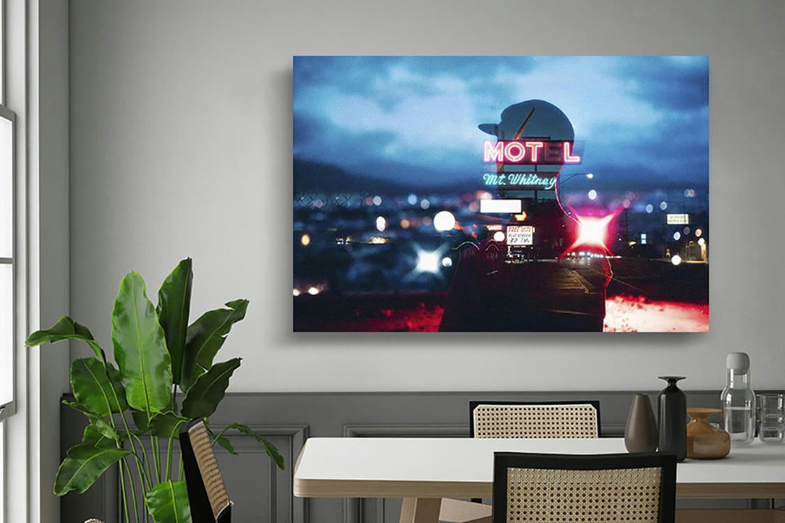 MIDNIGHT MOTEL - Photographie d'art de Chester Wade 30x45 cm sur plexi