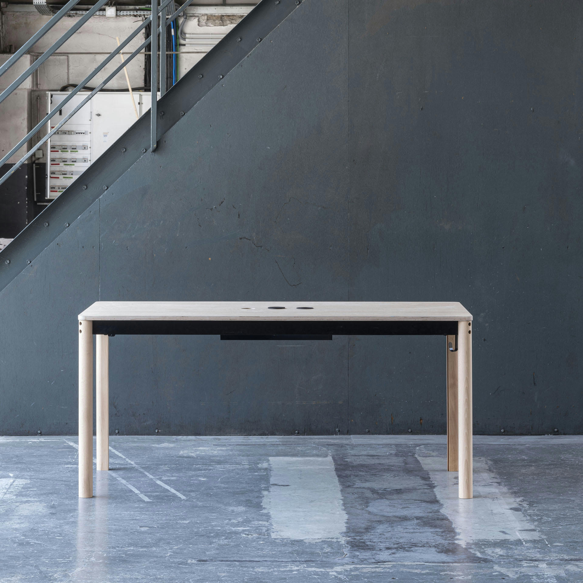 - Table de réunion 160x80 en hêtre 3 prises éléctriques