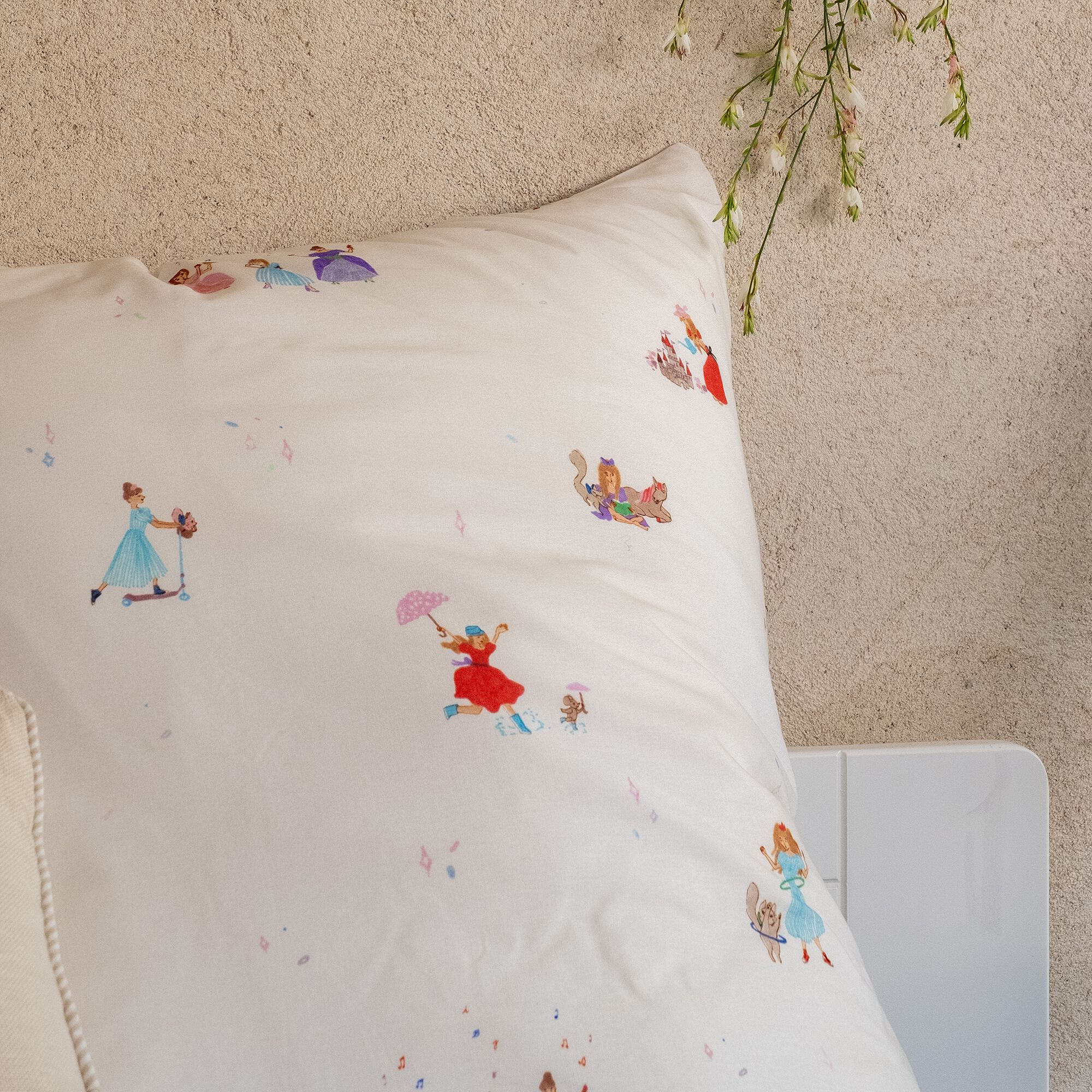SARAH - Housse de couette enfant 140x200cm et 1 taie d'oreiller 63x63cm motif princesse en coton - blanc