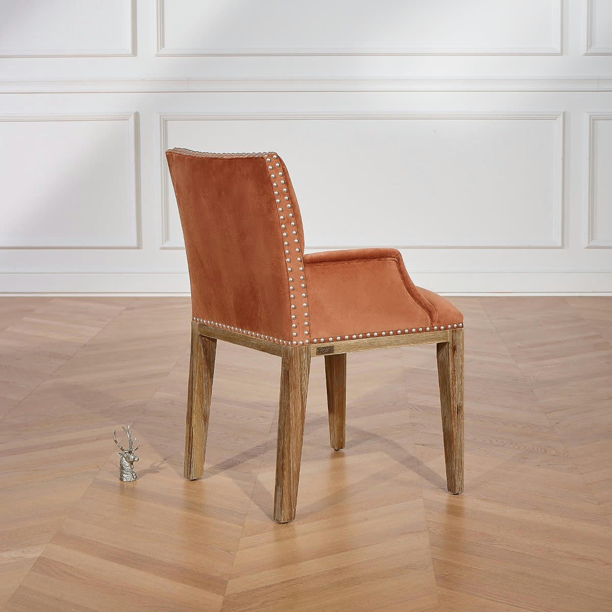 FORGE - KENZA - Fauteuil de table en velours et en bois clouté caramel