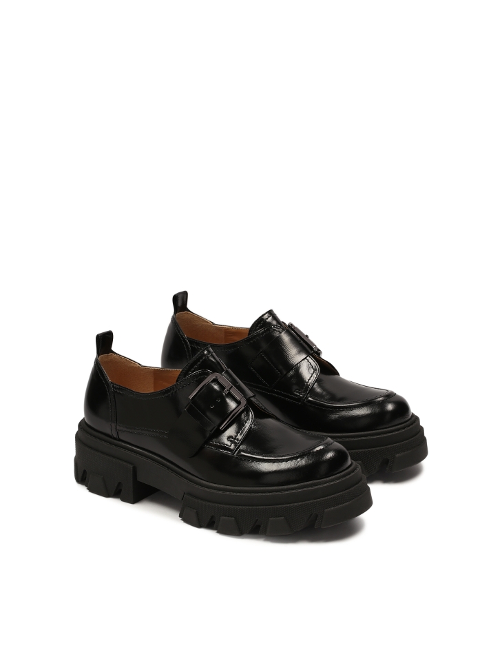 Leather shoes with buckle on sole with protector