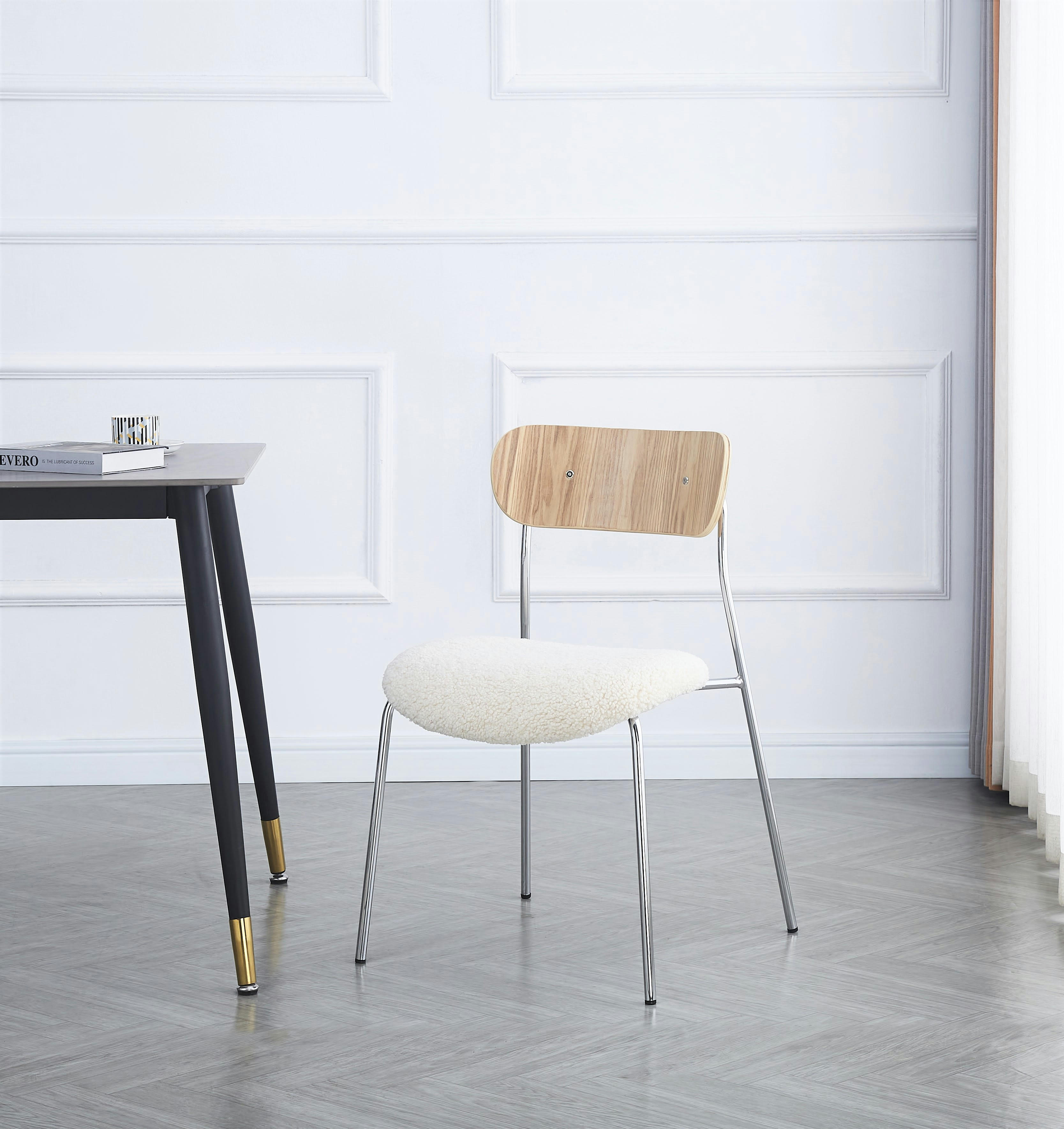 - Lot de 2 chaises industrielles en métal et bouclettes blanc