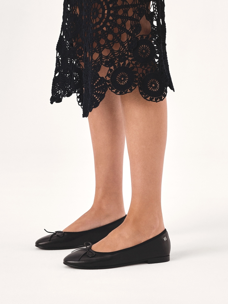 Black minimalist ballerinas