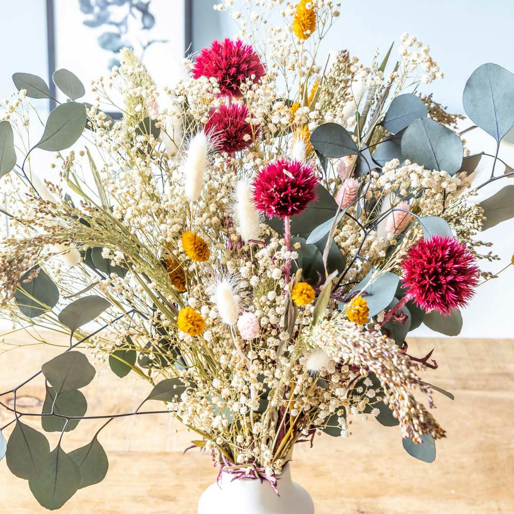 - Bouquet de fleurs séchées à base de chardons rose et d'eucalyptus