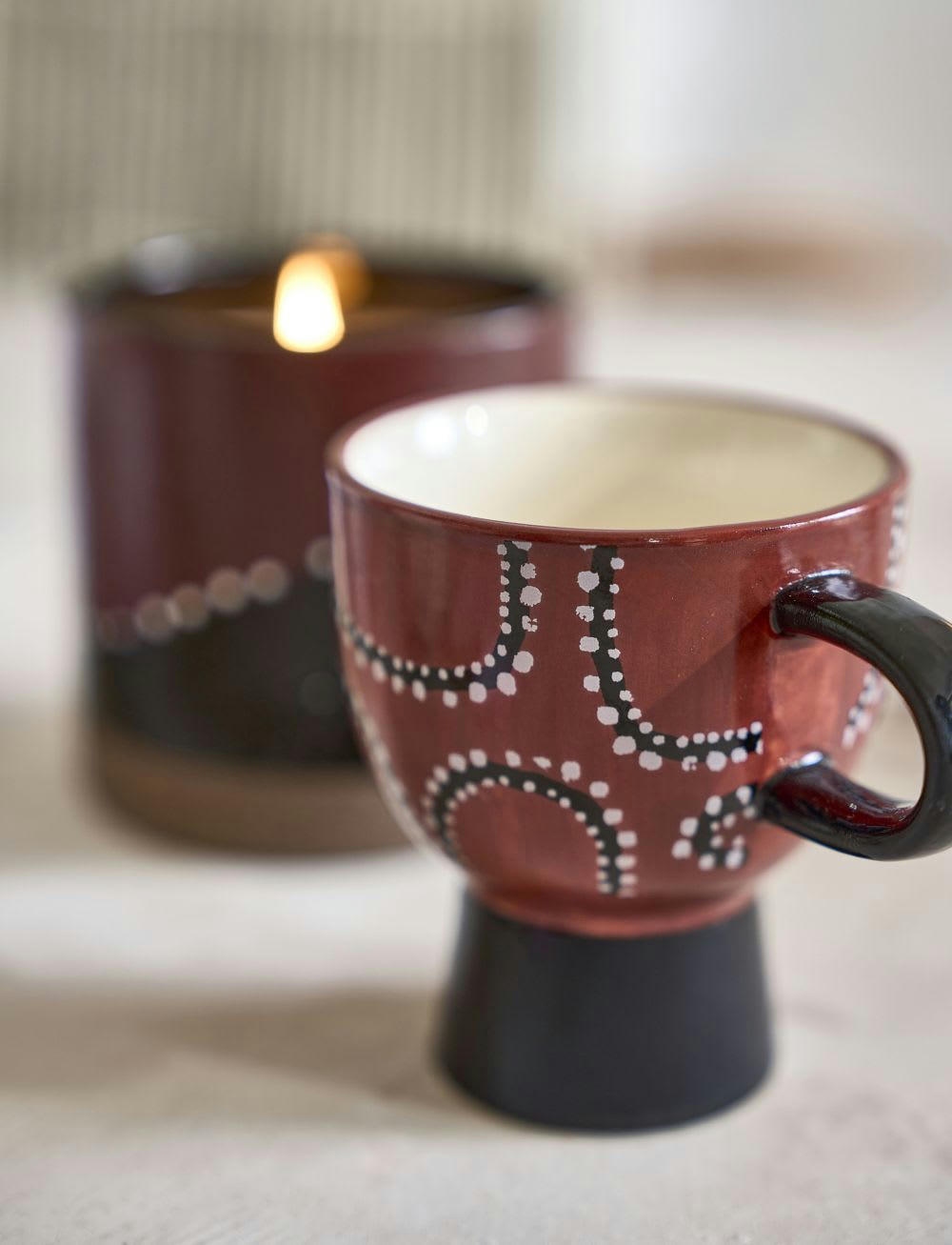 KARDU - Tasse sur pied en grès marron motifs noirs et blancs