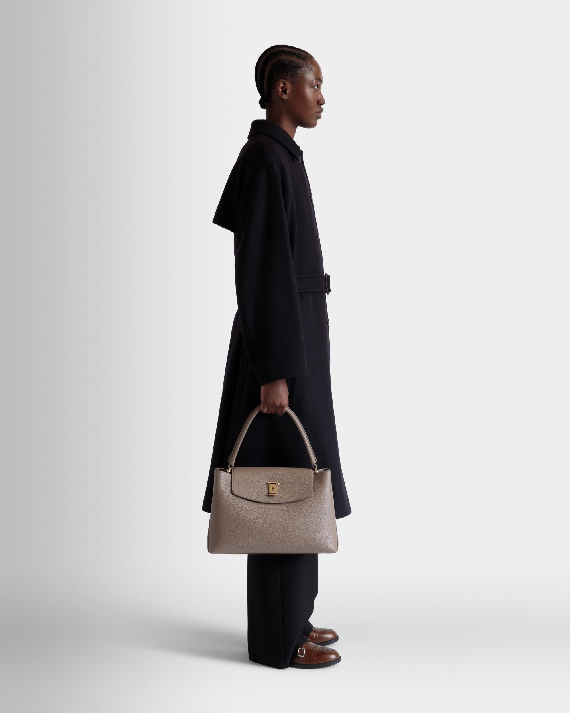 Lock Me Henkeltasche Aus Genarbtem Leder In Taupe