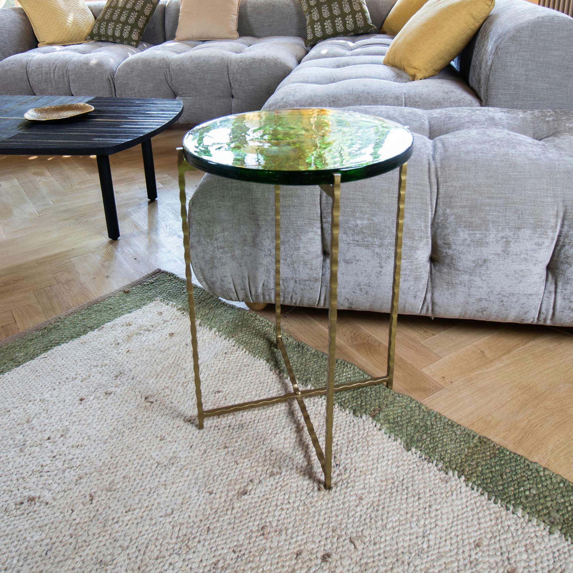 BELLI - Table d'appoint avec plateau en verre vert et pieds en métal doré