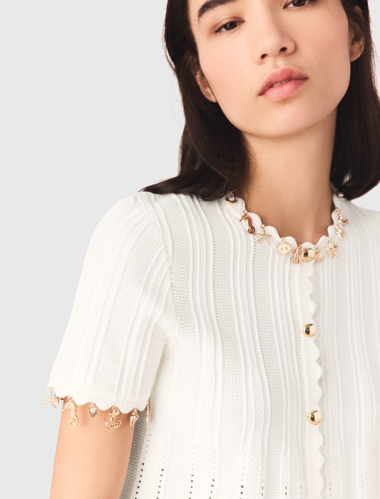 Cardigan avec bijoux dorés