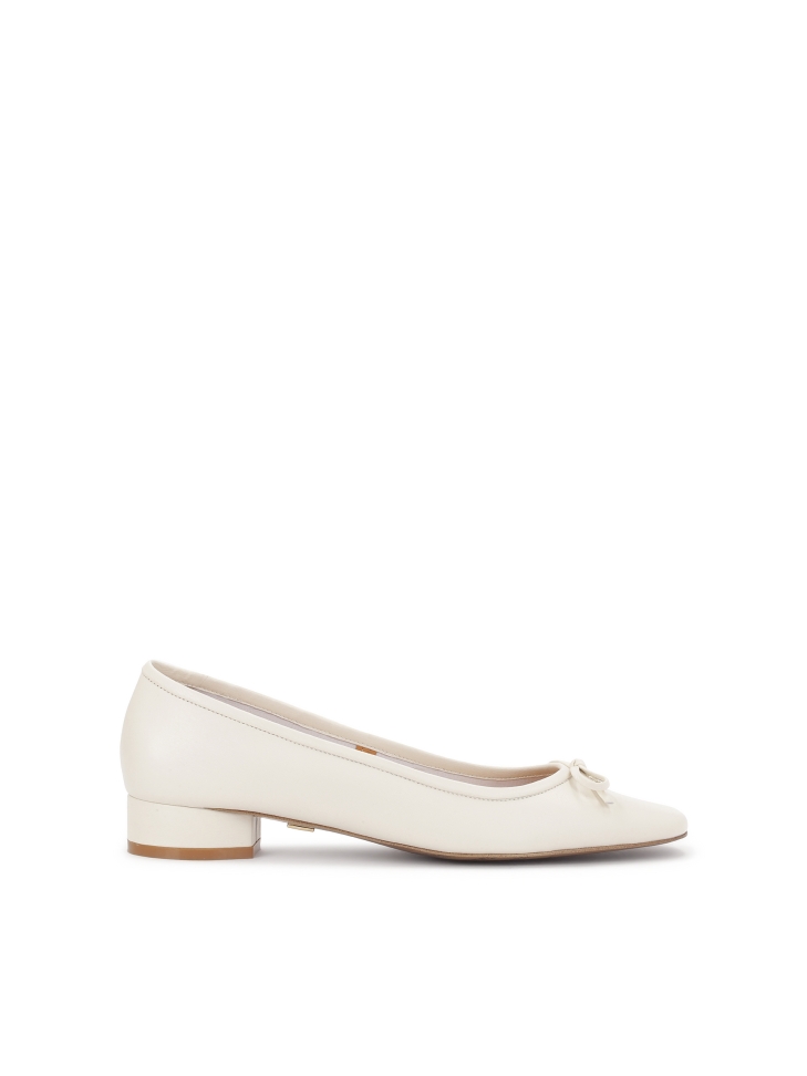 White leather low-heeled pumps