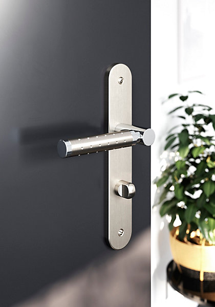 Ensemble poignée sur plaque rond à condamnation GoodHome Brigg effet chrome et nickel satin gris L.132mm x l.40mm entraxe 195mm