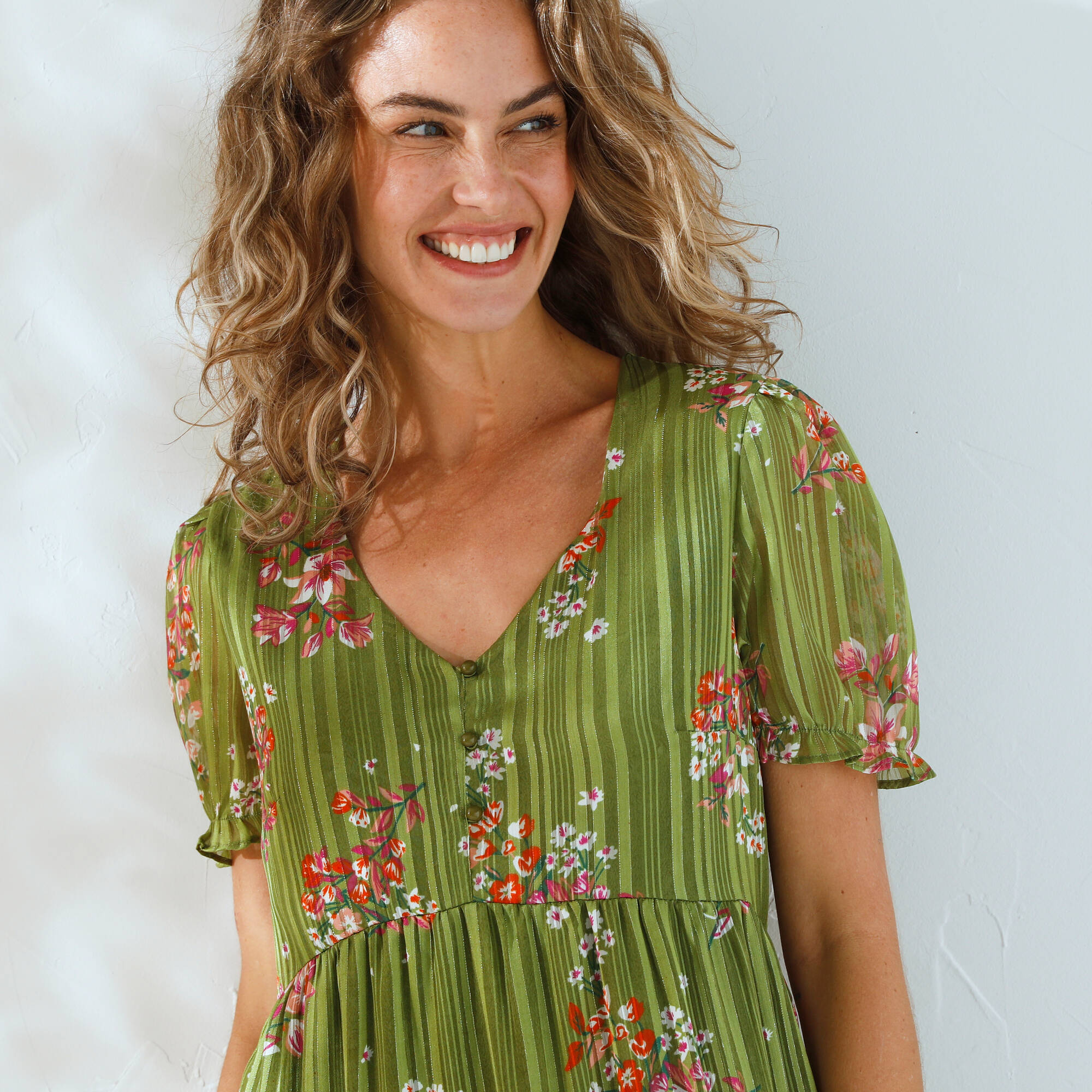 Robe courte imprimé floral, voile fils brillants