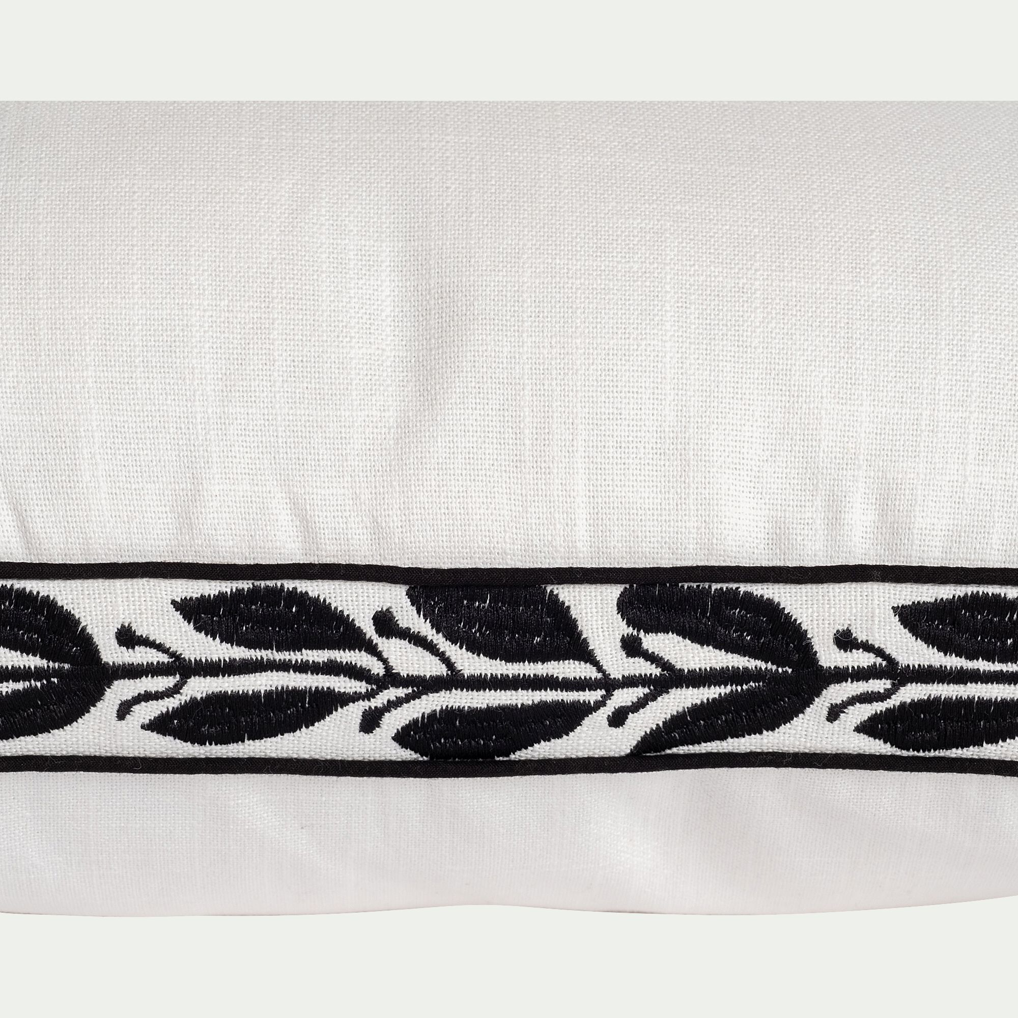 KISSOS - Coussin à frise brodée en coton 45x45cm - blanc