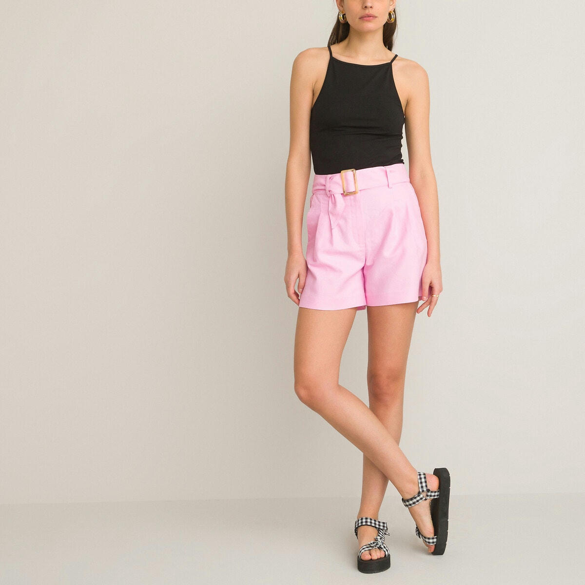 Short à pinces. en lin mélangé