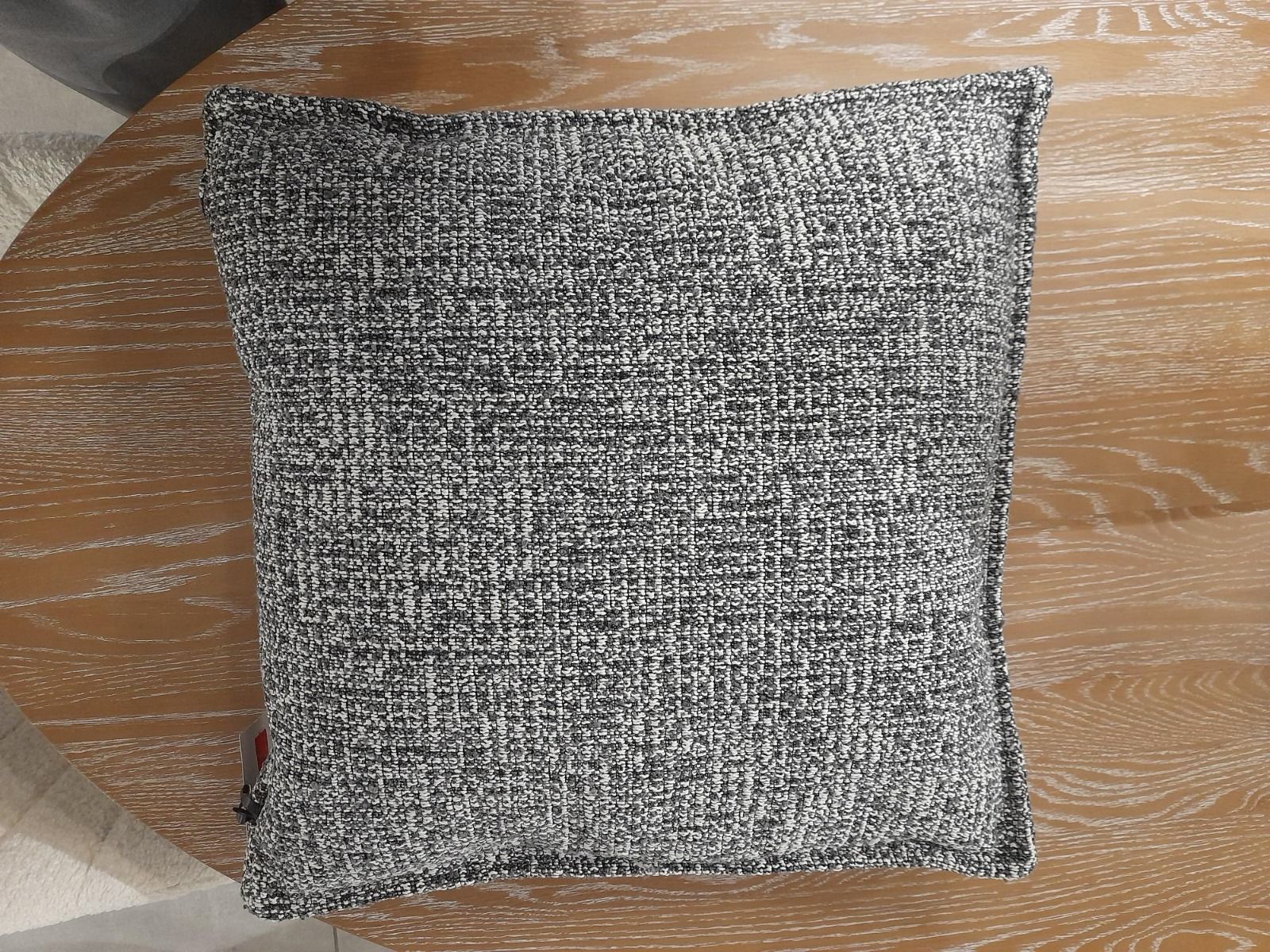 Poduszka dekoracyjna z gzymsem 50x50x6 cm